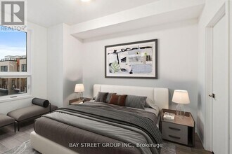 22 Lytham Grn Cir in Newmarket, ON - Building Photo - Building Photo