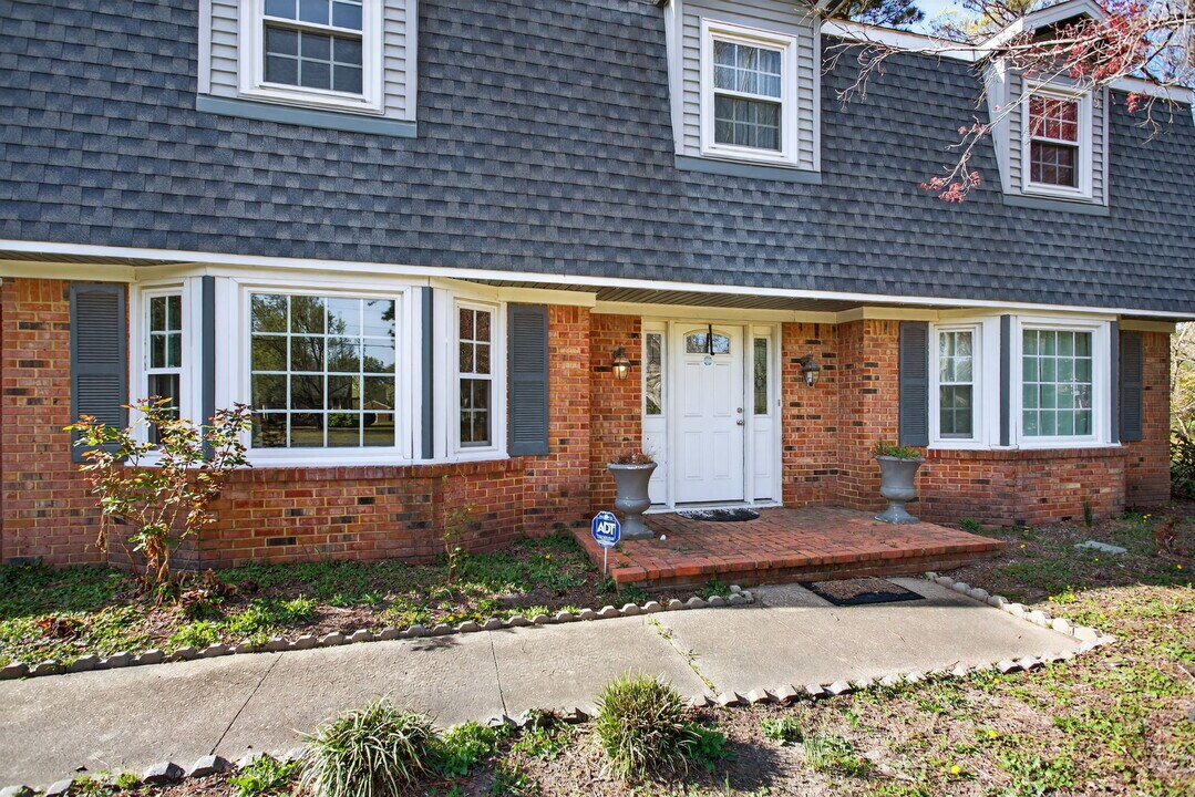 4192 N Witchduck Rd in Virginia Beach, VA - Foto de edificio