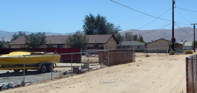 12982 Navajo Rd in Apple Valley, CA - Foto de edificio - Building Photo