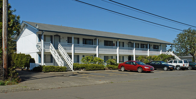 Colonial Apartments in Florence, OR - Building Photo - Building Photo