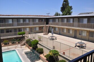 El Capistrano in Hawthorne, CA - Foto de edificio - Interior Photo