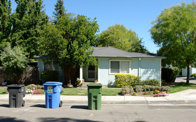 150-152 3rd St in Windsor, CA - Foto de edificio - Building Photo