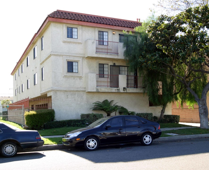 5256 Arbor Vitae St in Los Angeles, CA - Foto de edificio