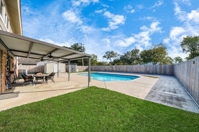 property at 601 E Castle Harbour Dr