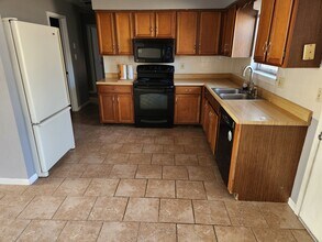 1825 W Boris Dr in Columbia, MO - Foto de edificio - Building Photo