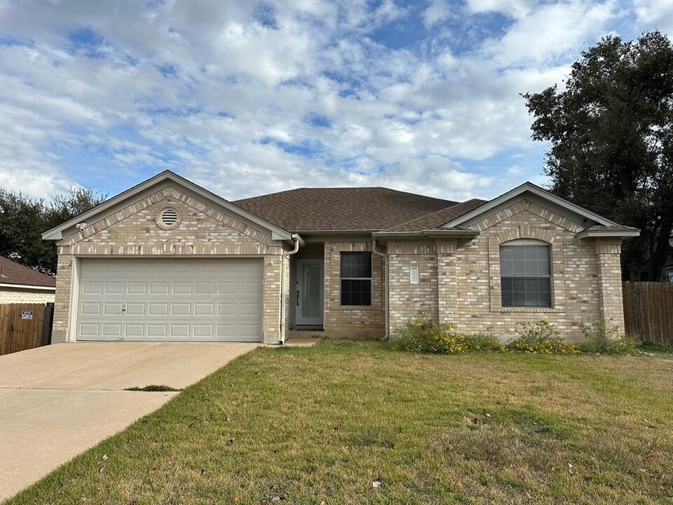 2002 Barnett Dr in Cedar Park, TX - Building Photo