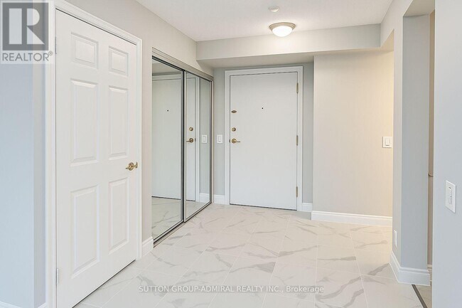 25 Kingsbridge Garden Cir in Mississauga, ON - Building Photo - Building Photo