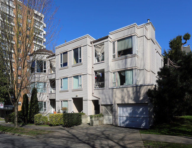 Sundial Court in Vancouver, BC - Building Photo - Building Photo