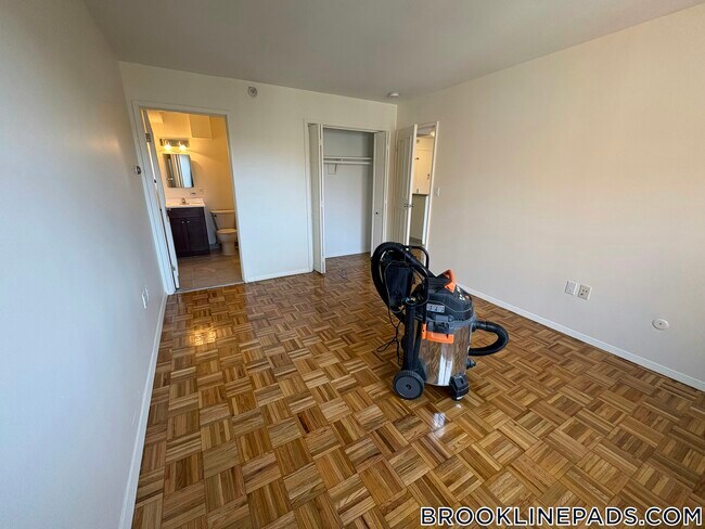 175 Freeman St, Unit 922 in Brookline, MA - Foto de edificio - Building Photo