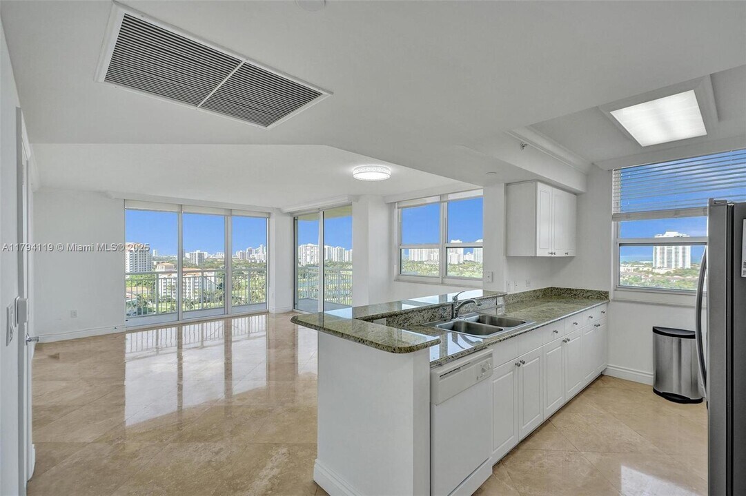 19501 W Country Club Dr in Aventura, FL - Building Photo