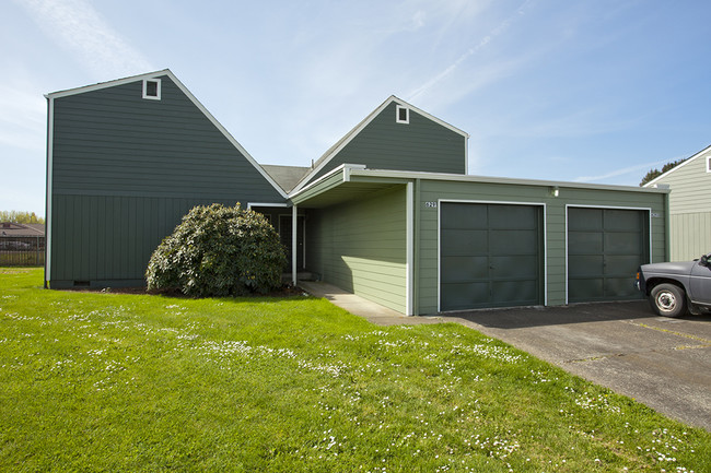 College Green Duplexes in Albany, OR - Building Photo - Building Photo