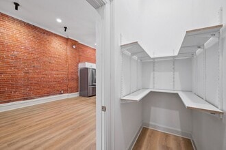 105 E Bremer Ave in Waverly, IA - Foto de edificio - Building Photo