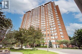 1270 Maple Crossing Blvd in Burlington, ON - Building Photo - Building Photo