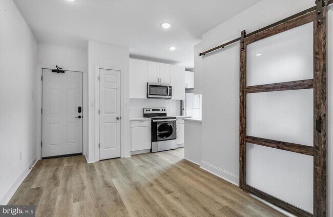 2046 E Huntingdon St in Philadelphia, PA - Building Photo - Building Photo
