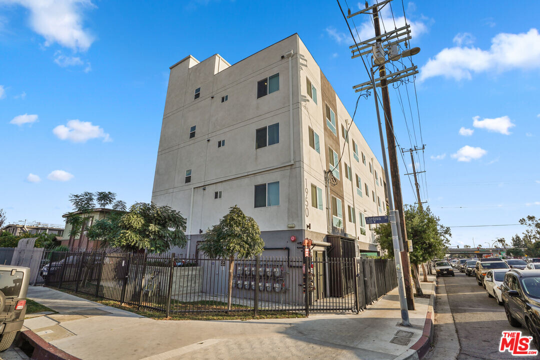 1950 Normandie Ave in Los Angeles, CA - Building Photo