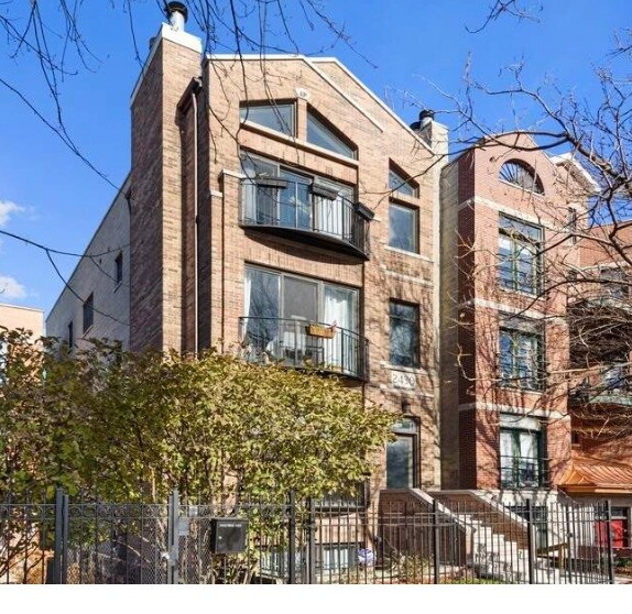 2430 W Iowa St in Chicago, IL - Building Photo