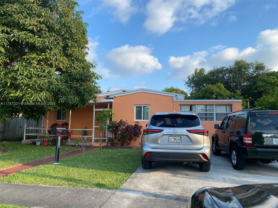1210 NE 158th St-Unit -A in North Miami Beach, FL - Building Photo