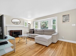 37 Pine St in Bedford, MA - Building Photo - Building Photo