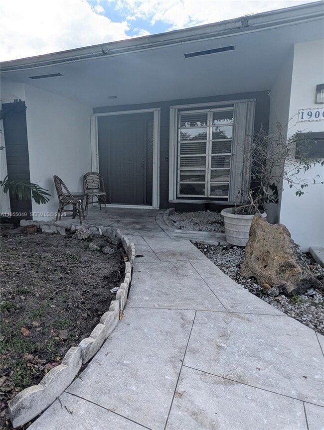 1900 NE 186th Dr in North Miami Beach, FL - Building Photo - Building Photo