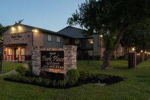 Park Place in Pearland, TX - Building Photo