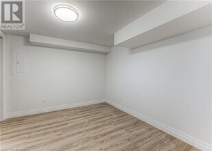 511 Strasburg Rd in Kitchener, ON - Building Photo - Building Photo