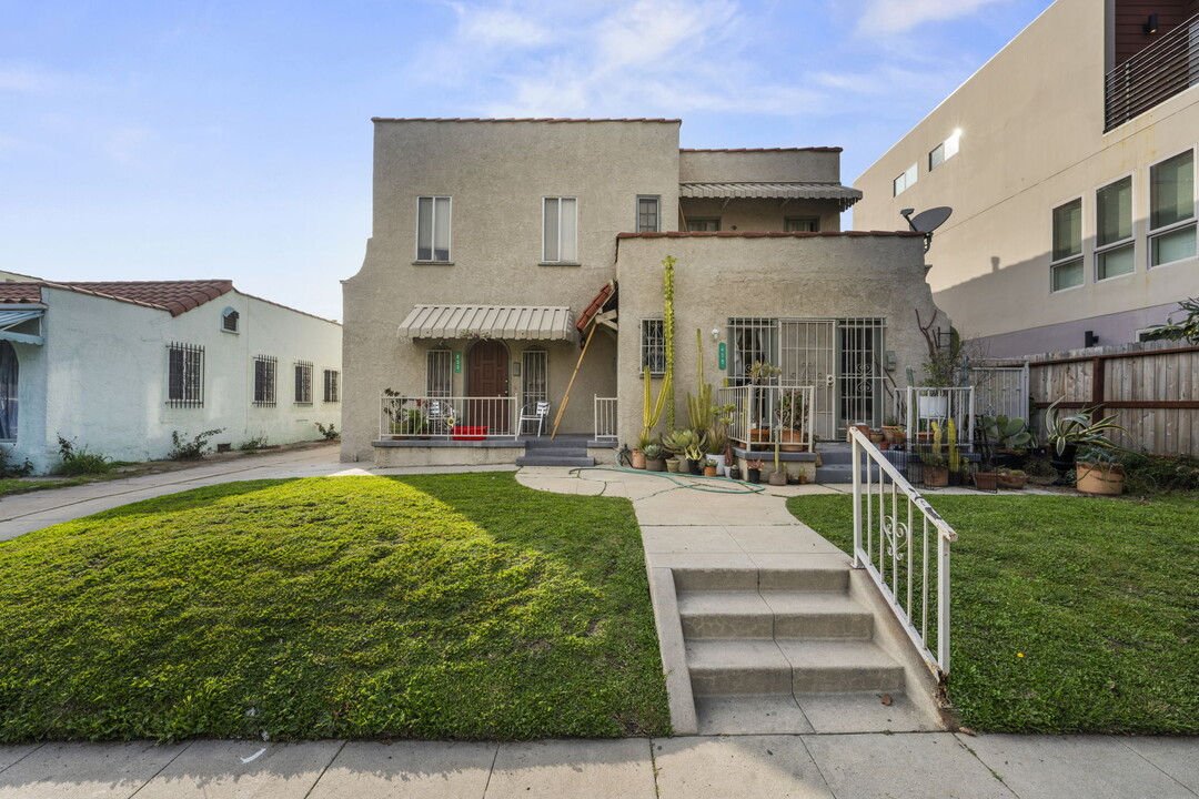 833 N Ridgewood Pl in Los Angeles, CA - Building Photo