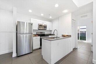 541 NW 33rd St, Unit 5 in Miami, FL - Building Photo - Building Photo