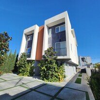 2406 S Dunsmuir Ave, Unit 2406 HALF in Los Angeles, CA - Building Photo