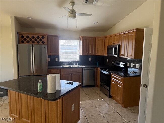 2423 NW 8th Pl in Cape Coral, FL - Building Photo - Building Photo