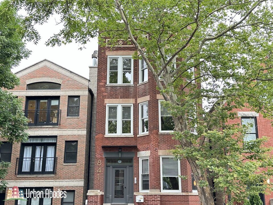 841 N Mozart St, Unit A03C in Chicago, IL - Building Photo