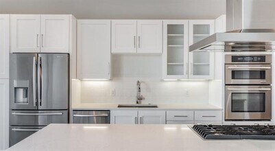 2728 Cedar Springs Rd in Dallas, TX - Building Photo - Building Photo