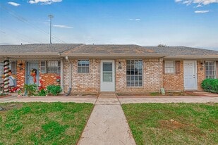 1110 W Tri Oaks Ln, Unit 157 in Houston, TX - Building Photo