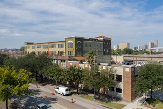 2323 Polk St in Houston, TX - Foto de edificio - Building Photo