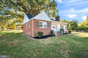 906 Washington Ave in La Plata, MD - Building Photo