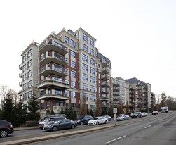 2855 Bloor St W in Toronto, ON - Building Photo