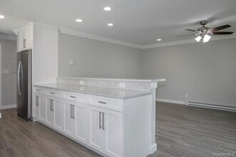 146 Montauk Hwy in Westhampton, NY - Building Photo - Building Photo