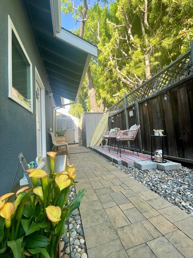 1363 Los Arboles Ave in Sunnyvale, CA - Foto de edificio - Building Photo