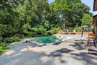 93 Woodcliff Rd, Unit 1 in Chestnut Hill, MA - Building Photo - Building Photo