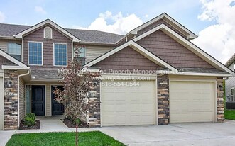 2108-2114-2114 Hickoryleaf Ln in Raymore, MO - Building Photo