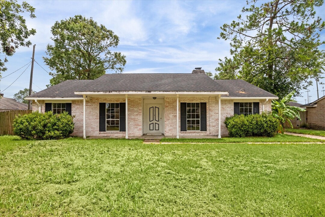503 Mary Ann Dr in Friendswood, TX - Foto de edificio