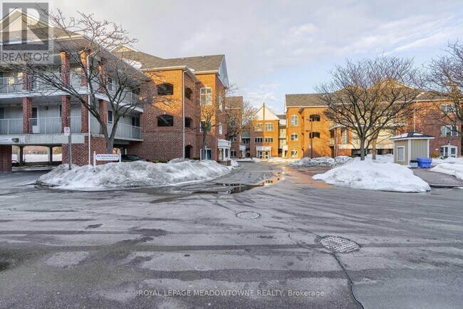 103 Bristol Rd E in Mississauga, ON - Building Photo - Building Photo