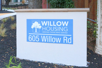 Willow Housing Veterans Apartments in Menlo Park, CA - Foto de edificio - Building Photo