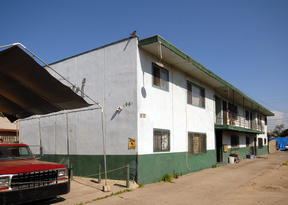 1961 E Imperial Hwy in Los Angeles, CA - Building Photo