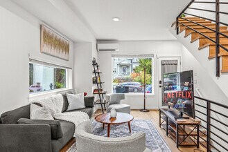 5201 Brooklyn Ave NE in Seattle, WA - Building Photo - Building Photo