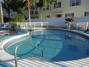 1001 S Riverside Dr, Unit 105 in Pompano Beach, FL - Building Photo - Building Photo