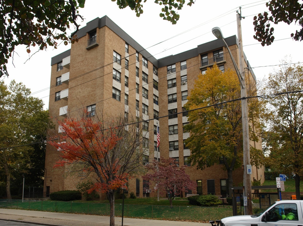 John Flynn Manor in Yonkers, NY - Foto de edificio