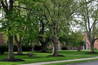 Elmwood Manor Apartments and Townhouses in Rochester, NY - Foto de edificio - Building Photo