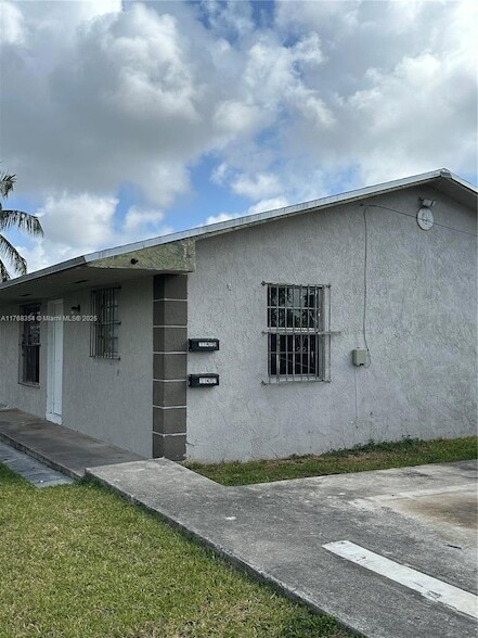 11477 SW 215th St in Miami, FL - Building Photo