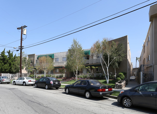 Clark Plaza in Tarzana, CA - Foto de edificio - Primary Photo