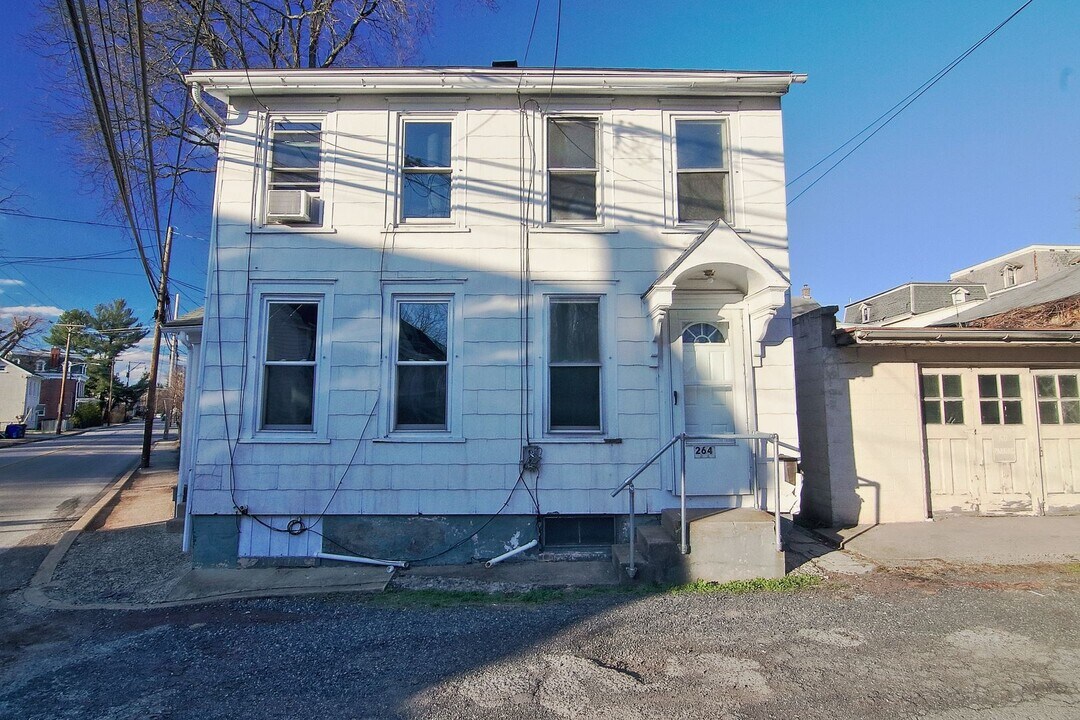 264 Manatawny St in Pottstown, PA - Building Photo